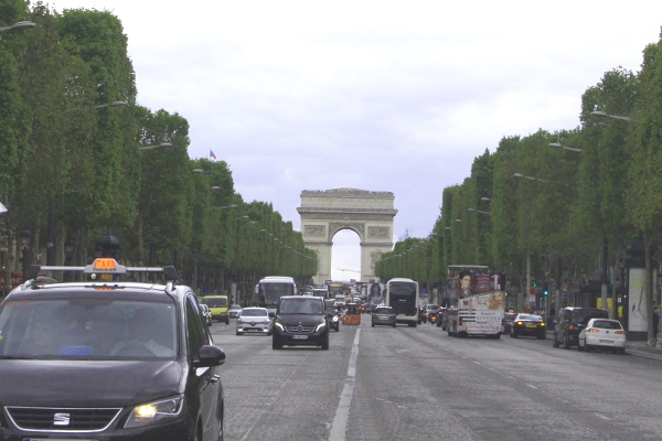 Champs-Élysées und Triumphbogen