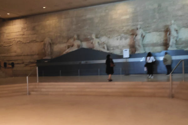 Skulpturen im Zugang zum Louvre